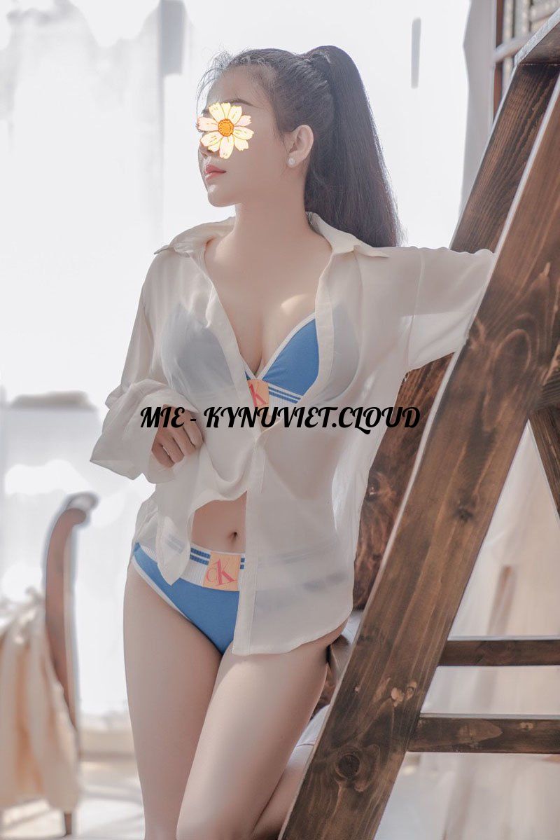 ngoc-trinh-massage-dieu-luyen-mat-xinh-thai-do-nhiet-tinh-2052667-original.jpg