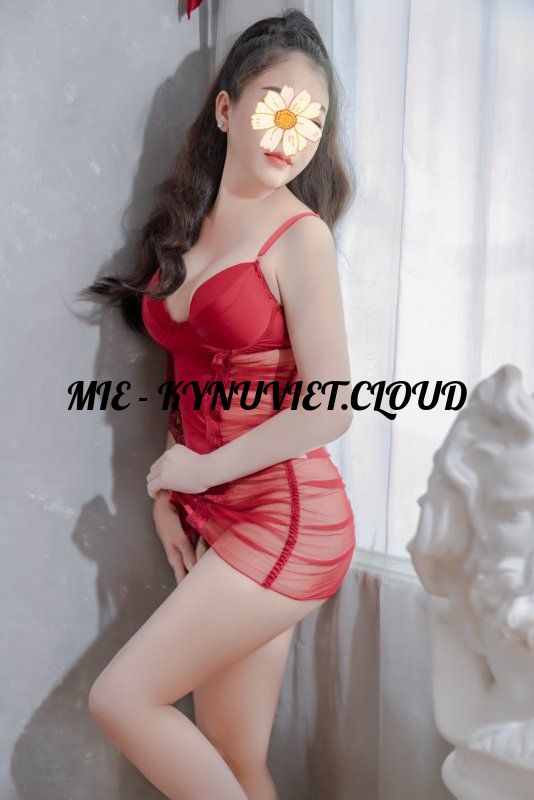 ngoc-trinh-massage-dieu-luyen-mat-xinh-thai-do-nhiet-tinh-2052669-original.jpg